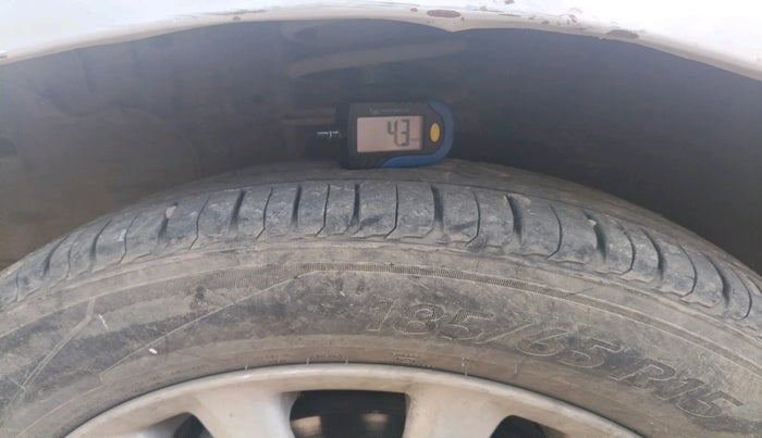 2011 Toyota Etios V, Petrol, Manual, 2,02,968 km, tyre