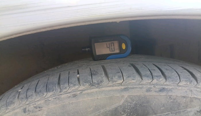 2011 Toyota Etios V, Petrol, Manual, 2,02,968 km, tyre