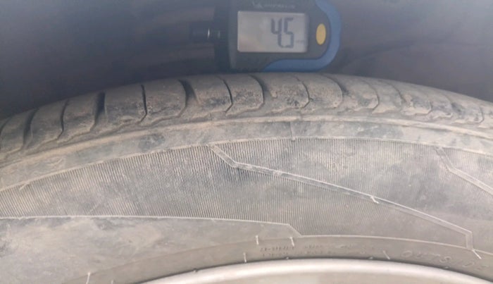 2011 Toyota Etios V, Petrol, Manual, 2,02,968 km, tyre