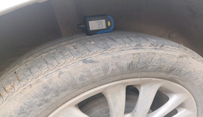 2011 Toyota Etios V, Petrol, Manual, 2,02,968 km, tyre