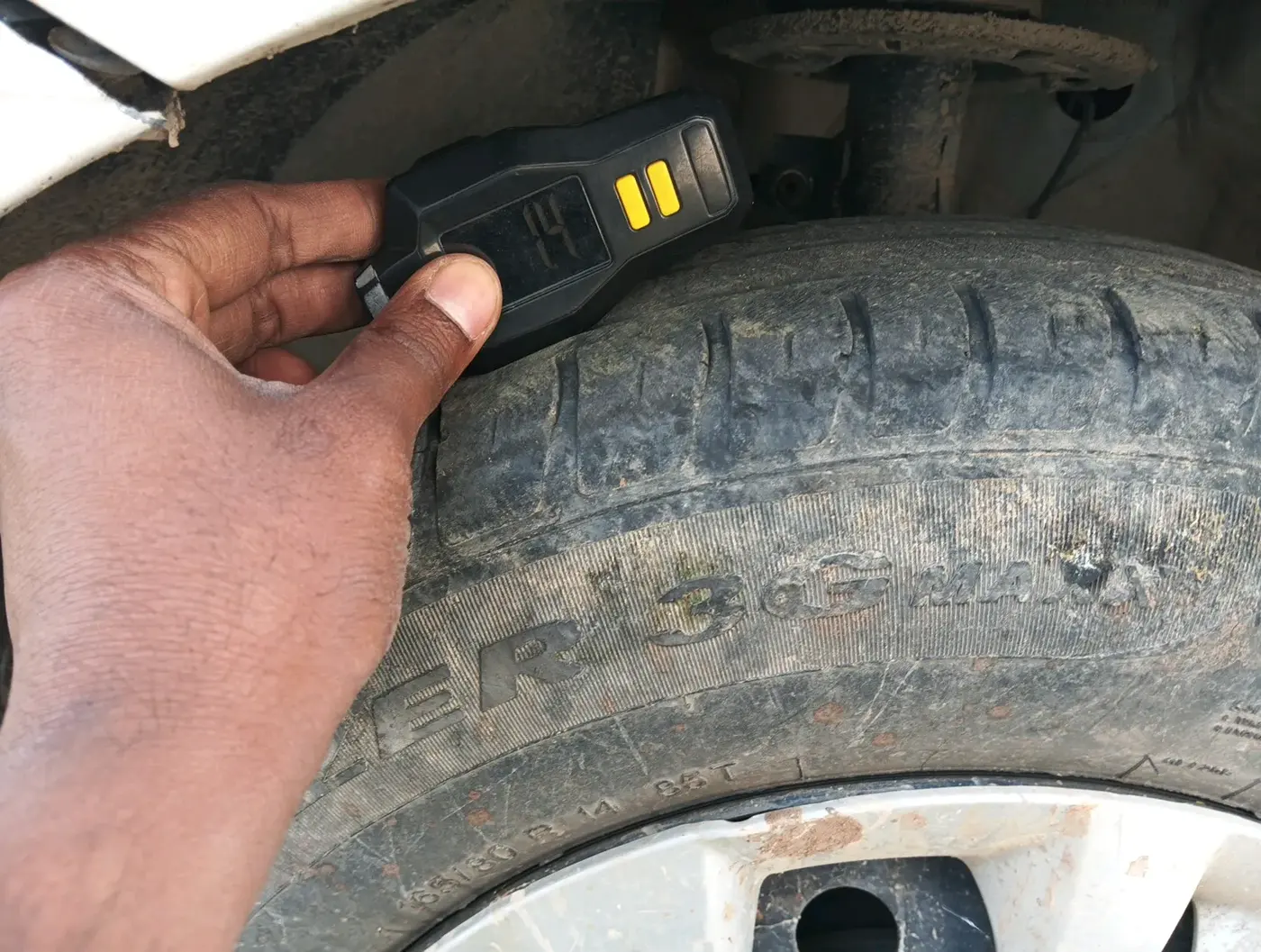 2022 Maruti Swift VXI, Petrol, Manual, 53,000 km, tyre