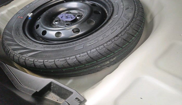 2024 Maruti Swift VXI, Petrol, Manual, 13,859 km, tyre