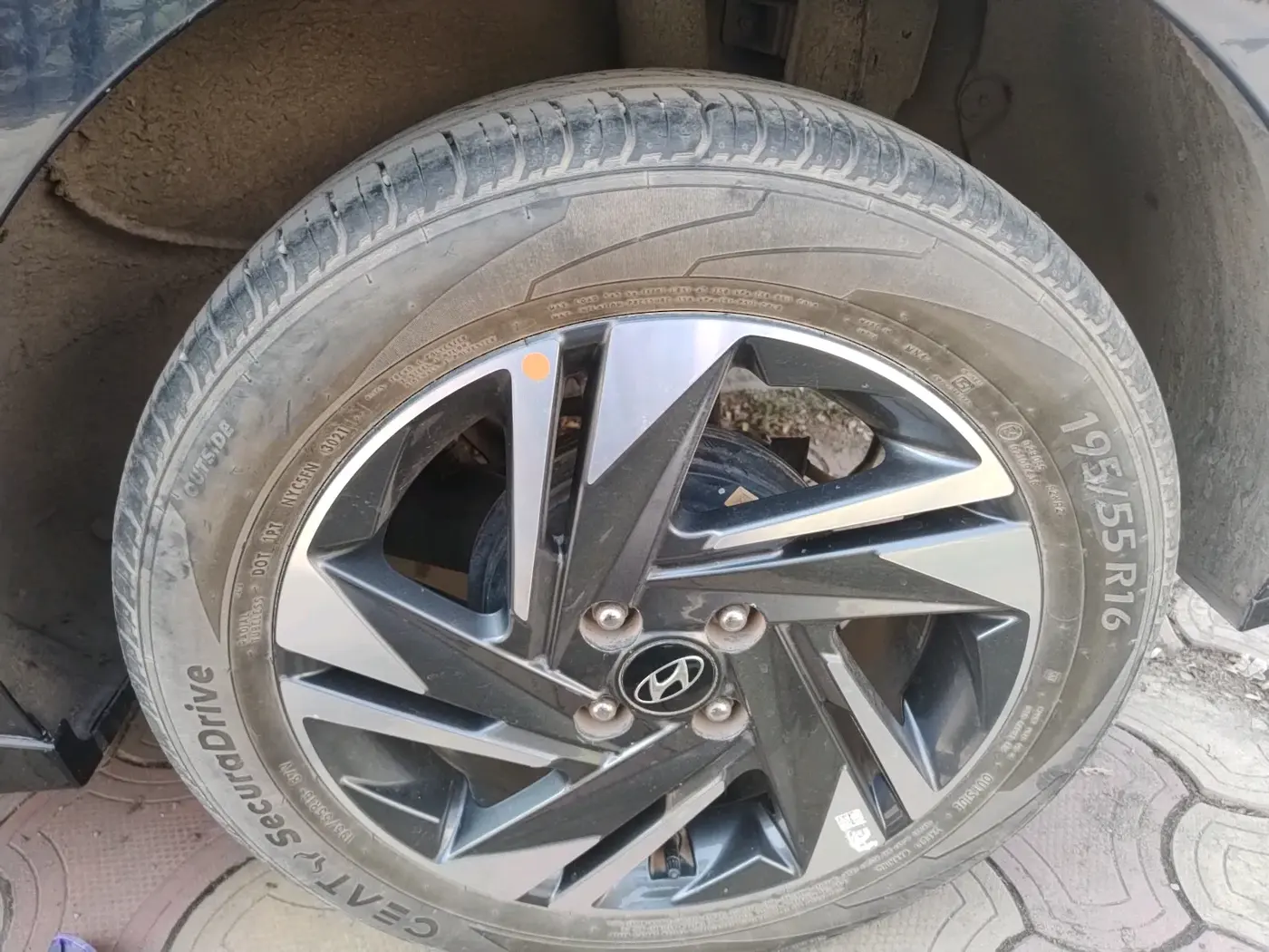 2021 Hyundai NEW I20 ASTA 1.2 MT, Petrol, Manual, 15,648 km, tyre
