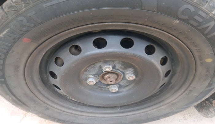 2015 Toyota Etios Liva G, Petrol, Manual, 71,277 km, tyre