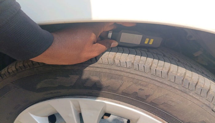 2013 Toyota Innova 2.5 GX 7 STR, Diesel, Manual, 96,161 km, tyre