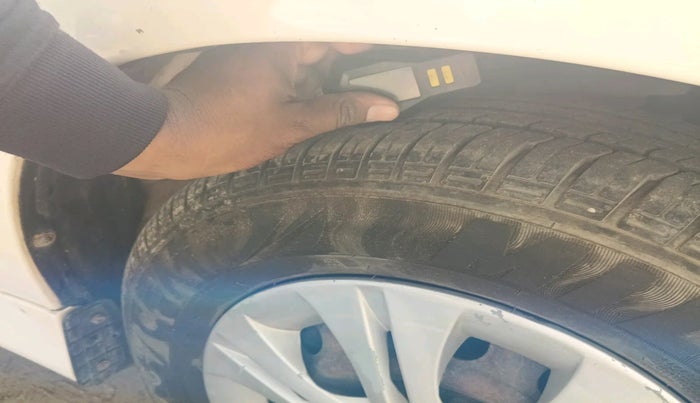 2013 Toyota Innova 2.5 GX 7 STR, Diesel, Manual, 96,161 km, tyre