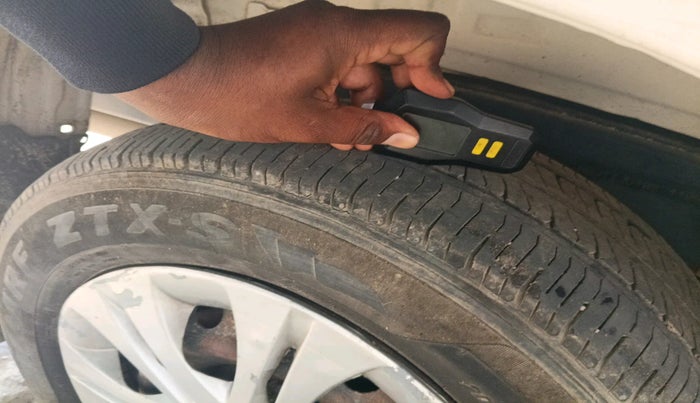 2013 Toyota Innova 2.5 GX 7 STR, Diesel, Manual, 96,161 km, tyre