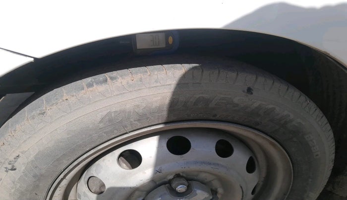 2017 Hyundai Eon ERA + SE, CNG, Manual, 1,73,993 km, tyre