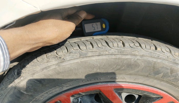 2014 Maruti Swift VDI, Diesel, Manual, 2,33,536 km, tyre