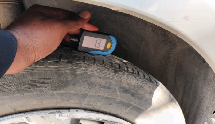 2011 Maruti Swift LXI, Petrol, Manual, 1,52,886 km, tyre