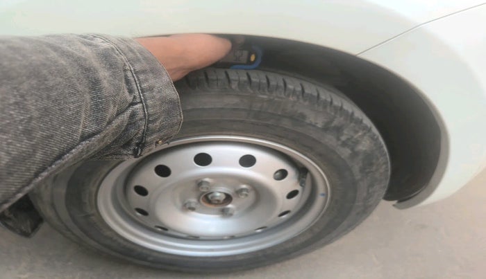 2019 Maruti Swift LXI, Petrol, Manual, 17,401 km, tyre