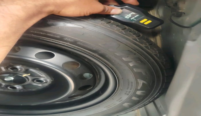 2011 Toyota Etios Liva G, Petrol, Manual, 74,048 km, tyre