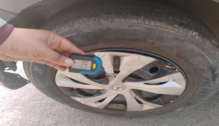 2011 Maruti Swift LXI, Petrol, Manual, 1,39,029 km, tyre