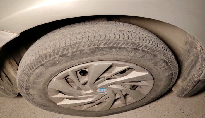 2010 Maruti Swift Dzire LXI, Petrol, Manual, 70,213 km, tyre