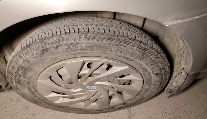 2010 Maruti Swift Dzire LXI, Petrol, Manual, 70,213 km, tyre