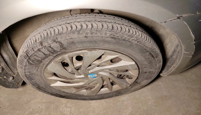 2010 Maruti Swift Dzire LXI, Petrol, Manual, 70,213 km, tyre