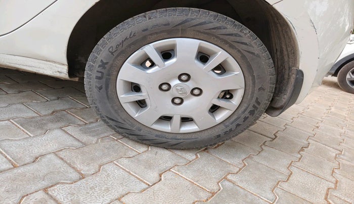 2013 Hyundai i20 MAGNA (O) 1.2, Petrol, Manual, 1,02,818 km, tyre