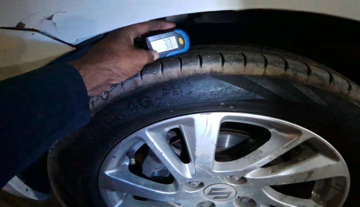 2012 Maruti Swift ZXI, Petrol, Manual, 1,47,521 km, tyre