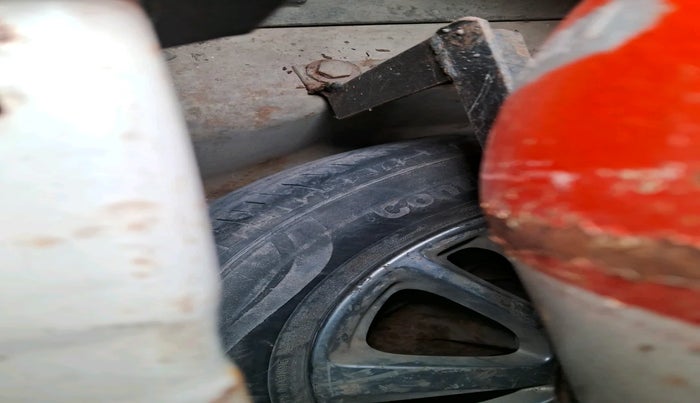 2012 Maruti Swift ZXI, Petrol, Manual, 1,47,521 km, tyre