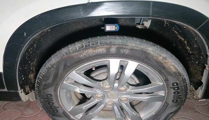 2016 Maruti Vitara Brezza ZDI, Diesel, Manual, 1,43,905 km, tyre