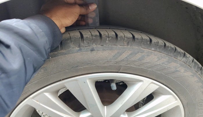 2013 Volkswagen Polo HIGHLINE DIESEL, Diesel, Manual, 1,05,000 km, tyre