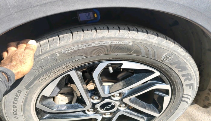 2023 KIA CARENS  LUXURY (O)1.5 TURBO DCT 7 STR, Petrol, Automatic, 17,297 km, tyre