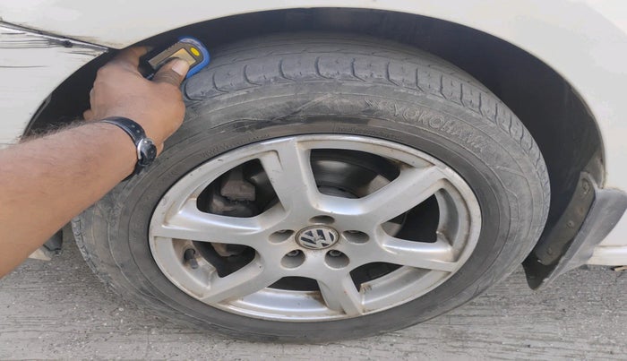 2013 Volkswagen Vento HIGHLINE DIESEL 1.6, Diesel, Manual, 1,98,883 km, tyre