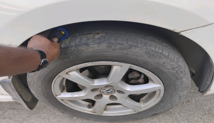 2013 Volkswagen Vento HIGHLINE DIESEL 1.6, Diesel, Manual, 1,98,883 km, tyre