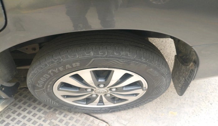 2015 Toyota Innova 2.5 VX 7 STR, Diesel, Manual, 86,713 km, tyre