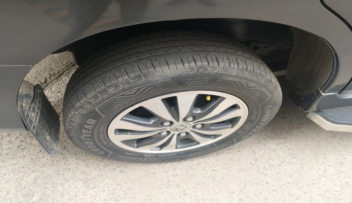 2015 Toyota Innova 2.5 VX 7 STR, Diesel, Manual, 86,713 km, tyre