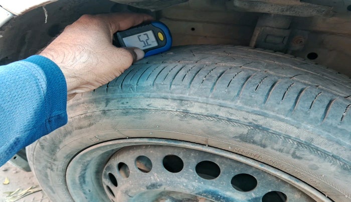 2015 Maruti Swift Dzire LXI, Petrol, Manual, 71,117 km, tyre