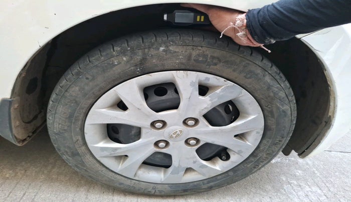 2016 Hyundai Grand i10 SPORTZ 1.1 CRDI, Diesel, Manual, 1,00,851 km, tyre