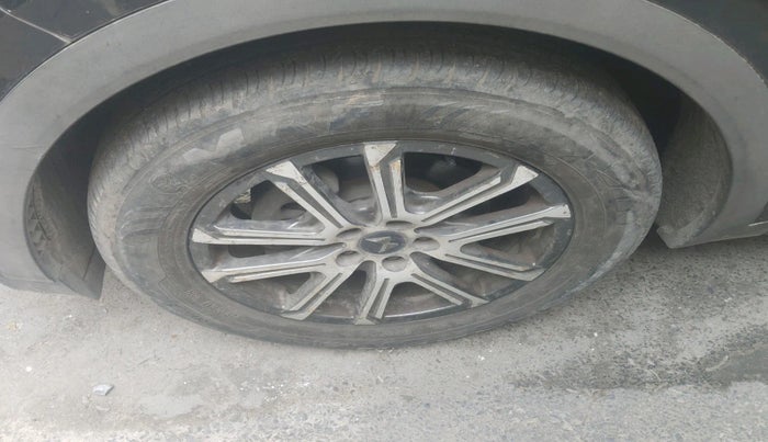 2022 Mahindra XUV700 AX 7 D AT 7 STR, Diesel, Automatic, 37,361 km, tyre