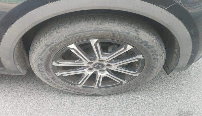 2022 Mahindra XUV700 AX 7 D AT 7 STR, Diesel, Automatic, 37,361 km, tyre