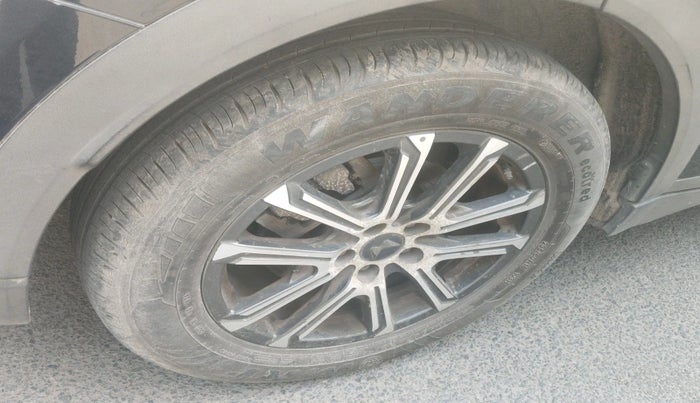 2022 Mahindra XUV700 AX 7 D AT 7 STR, Diesel, Automatic, 37,361 km, tyre