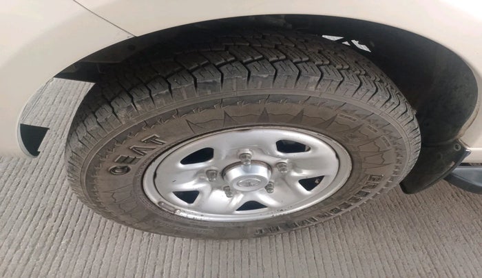 2014 Tata Safari Storme 2.2 EX 4X2, Diesel, Manual, 1,76,413 km, tyre