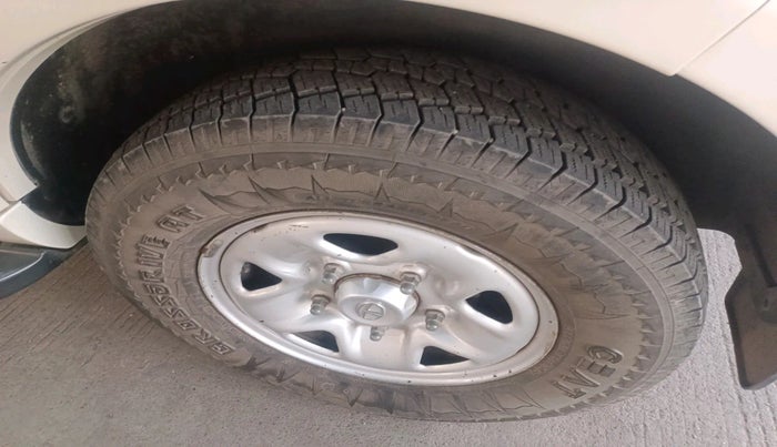 2014 Tata Safari Storme 2.2 EX 4X2, Diesel, Manual, 1,76,413 km, tyre