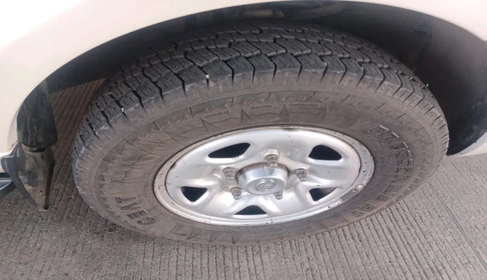 2014 Tata Safari Storme 2.2 EX 4X2, Diesel, Manual, 1,76,413 km, tyre