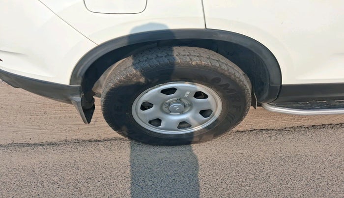 2022 Tata Safari XM, Diesel, Manual, 76,343 km, tyre