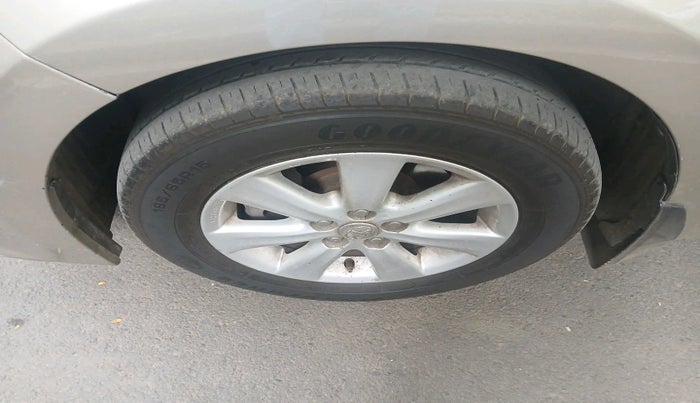 2015 Toyota Corolla Altis G PETROL, Petrol, Manual, 1,49,630 km, tyre