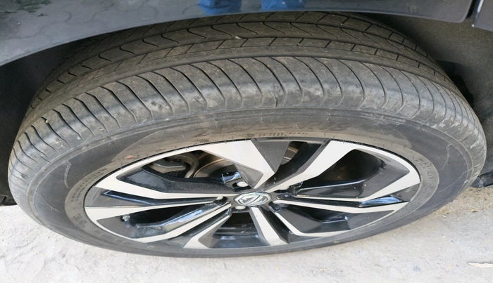 2025 MG Windsor EV Essence Pro, Electric, Automatic, 26,837 km, tyre