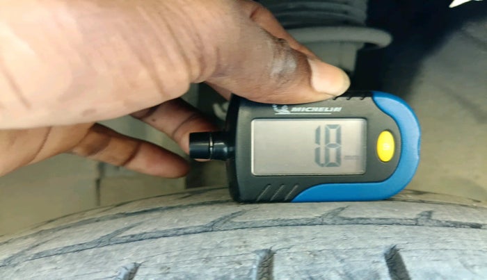 2015 Renault Kwid RXL, Petrol, Manual, 33,080 km, tyre