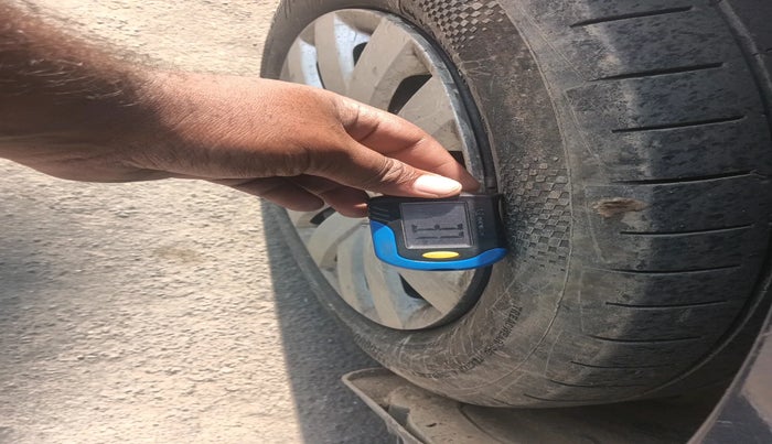 2013 Volkswagen Polo COMFORTLINE 1.2L PETROL, Petrol, Manual, 1,01,341 km, tyre