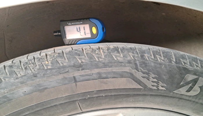 2015 Hyundai New Elantra 1.8 SX AT VTVT, Petrol, Automatic, 1,03,076 km, tyre