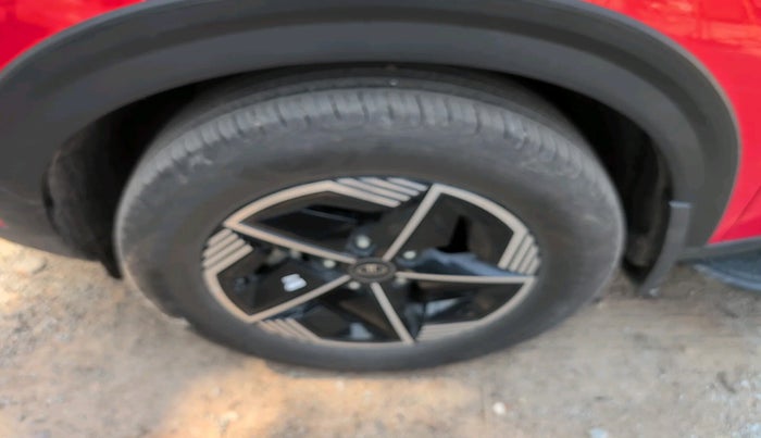 2024 Tata NEXON FEARLESS + DCA DUAL TONE 1.2 PETROL, Petrol, Automatic, 10,846 km, tyre