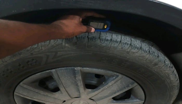 2016 Mahindra XUV500 W6, Diesel, Manual, 1,58,412 km, tyre