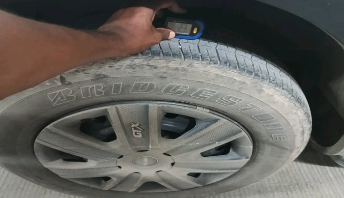 2016 Mahindra XUV500 W6, Diesel, Manual, 1,58,412 km, tyre