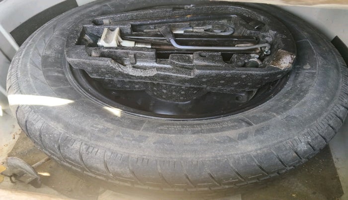 2011 Volkswagen Vento HIGHLINE DIESEL 1.6, Diesel, Manual, 1,24,240 km, tyre