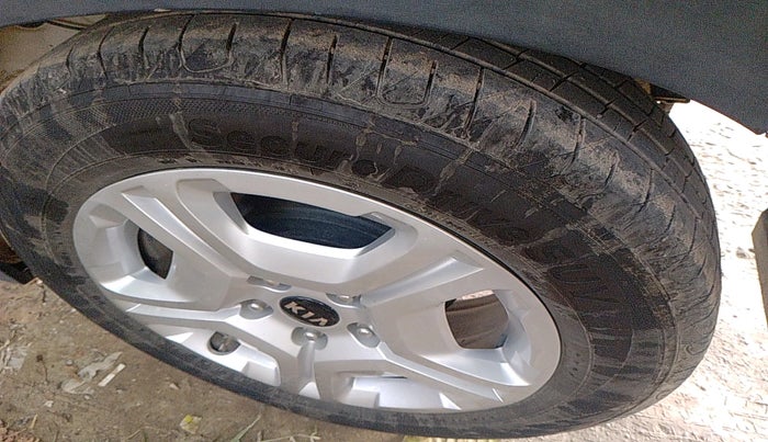 2021 KIA SONET HTK PLUS 1.2, Petrol, Manual, 1,12,119 km, tyre