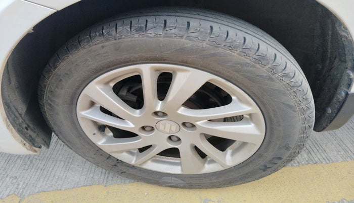 2011 Maruti Swift ZXI, Petrol, Manual, 53,560 km, tyre